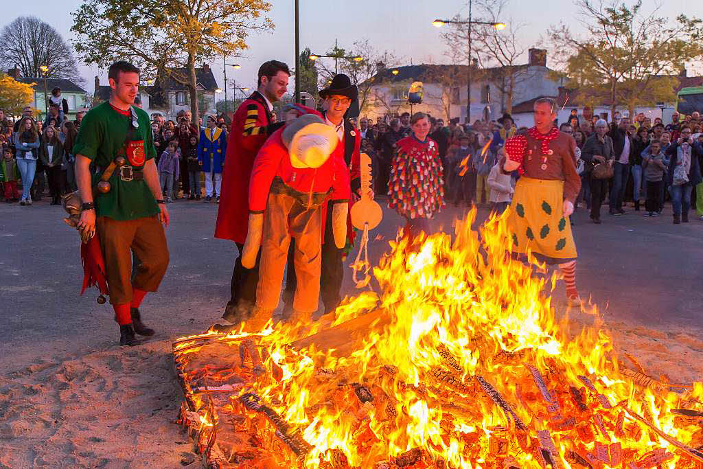 Der sogenannte Bg wurde den Flammen bergeben, Carnaval des Fort Noire in Machecoul ist vorbei