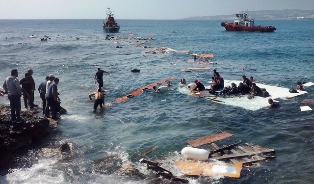 Vor der griechischen Insel Rhodos ist ...chtlingen besetztes Boot zerschellt.   | Foto: dpa
