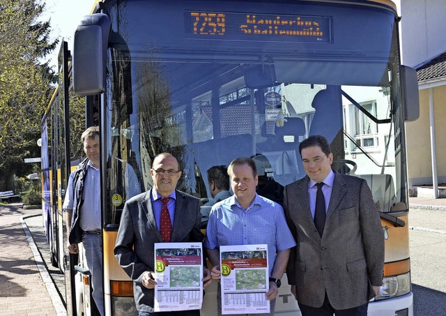 Der Wanderbus startet am Samstag in se... Tobias Link, dahinter der Busfahrer.   | Foto: Martin Wunderle