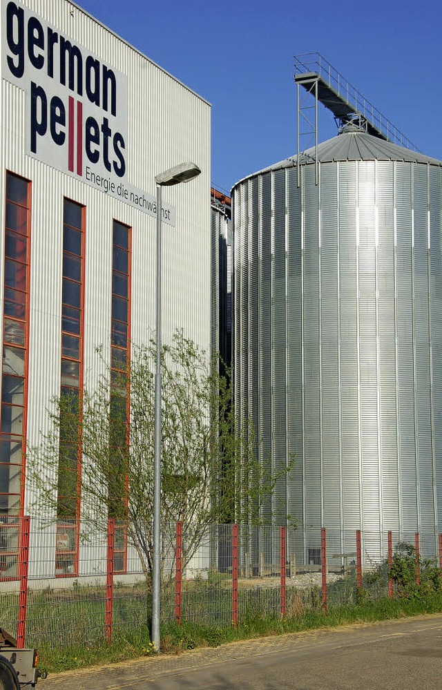 Zwischen Produktionshalle (links) und ...lets eine Pellets-Annahmestelle bauen.  | Foto: Klaus Fischer