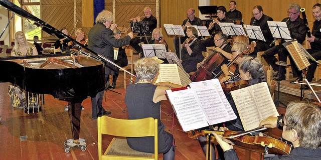 Die Dreisam-Symphonie mit Dirigent Ada...und der Pianistin Lia Dobric-Kalbfu.   | Foto: Stefan Pichler