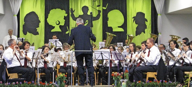 Der Musikverein Bernau auf der neuen Bhne im sanierten Kurhaus.   | Foto: Ulrike Spiegelhalter