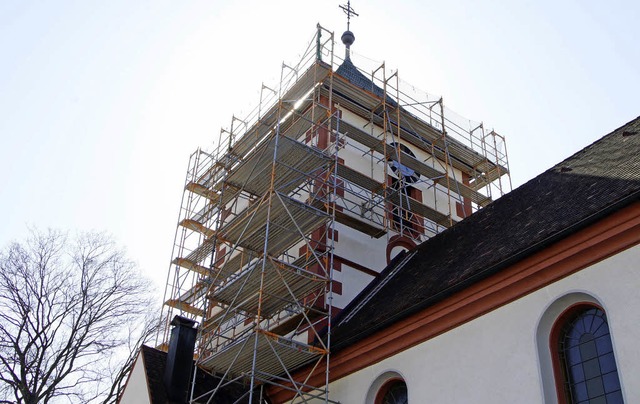 Sichtbares Zeichen, dass es losgeht: D...urm der Michaelskirche ist eingerstet  | Foto: Heidi Fssel