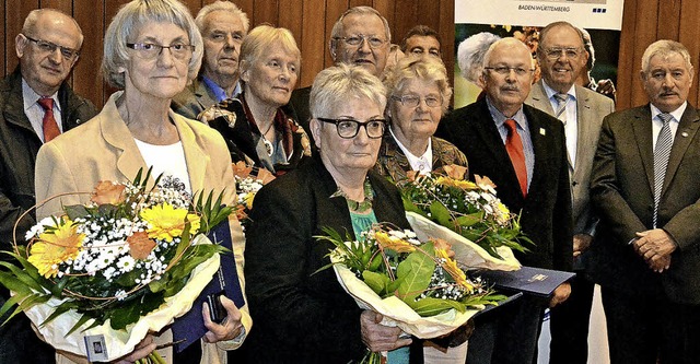 Langjhrige Aktive aus den VdK-Ortsver...mmlung mit der Verdienstnadel geehrt.   | Foto: Susanne Mller