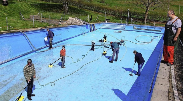 Mit Spezialgerten wurde das Becken des Hhenfreibads in Schweigmatt gereinigt.   | Foto: Edgar Steinfelder