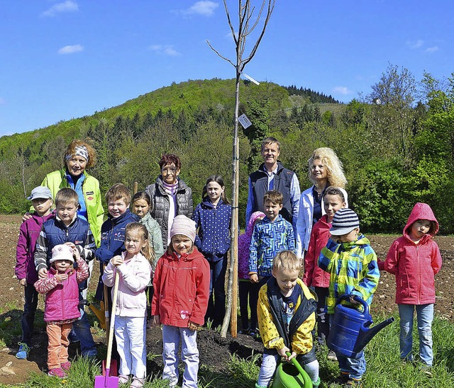 Seit zehn Jahren besteht die Familieng...en Nussbaum als bleibende Erinnerung.   | Foto: Helena Kiefer