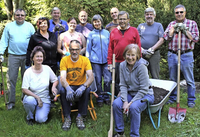 Acht Mitarbeiter und fnf ehrenamtlich...der Projektgruppe Erhalt Au-Friedhof.   | Foto: Susanne Kanele