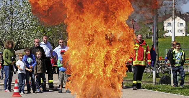 Die Feuerwehr Fischingen demonstrierte... ungeeignetste Mittel zum Lschen ist.  | Foto: cremer