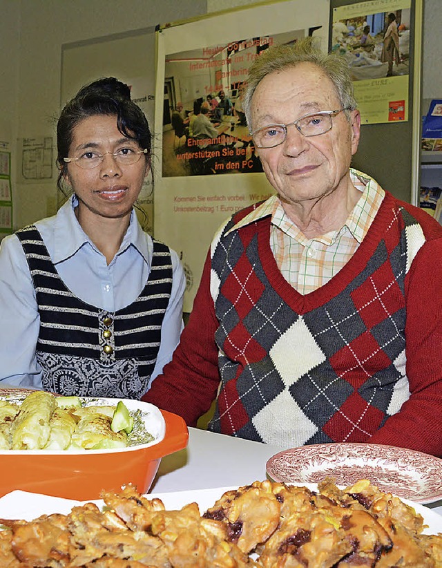 Martha und Klaus Altenstetter brachten asiatisches Essen zur Versammlung mit.  | Foto: Hirschberger