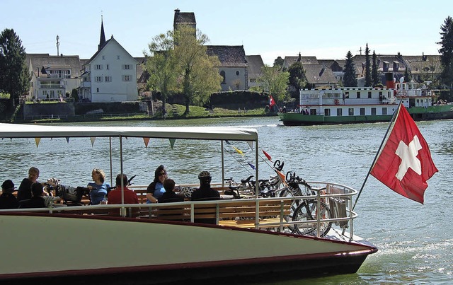 Malerische Kulisse: die Rheinfhre Kai...st-Herten vor dem Schweizer Rheinufer   | Foto: Heinz Vollmar