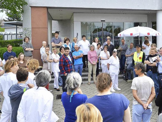 Mitarbeiter der Klinik treffen sich re... Infoveranstaltungen vor dem Eingang.   | Foto: Michael Bamberger