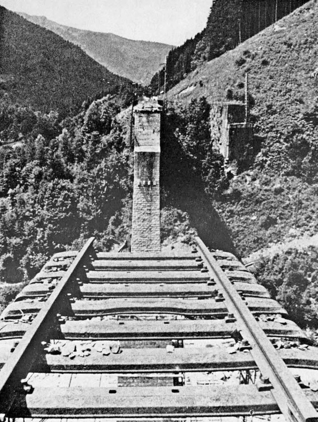 Nach der Sprengung des Ravennaviadukte...l 1945 laufen die Schienen ins Leere.   | Foto: Repros: Dieter Maurer