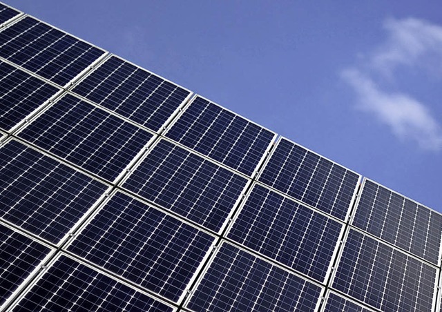 Auf eine Photovoltaikanlage sollte kei...nze Bereiche die Stromproduktion ein.   | Foto: Daniel Reinhardt/dpa