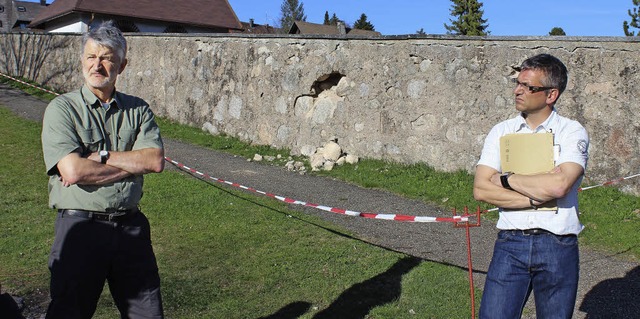 Das Loch in der Friedhofsmauer beschf... Kaiser sind fr ein neues Mauerwerk.   | Foto: Luisa Denz