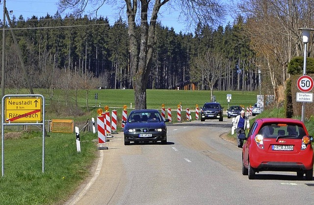 An der Landesstrae 182 soll ein Gehwe...iche Sicherheit der Fugnger sorgen.   | Foto: Liane Schilling