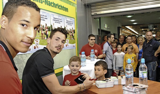 Christopher Jullien und Roman Brki (v... bei der Autogrammstunde im Marktkauf   | Foto: Sedlak