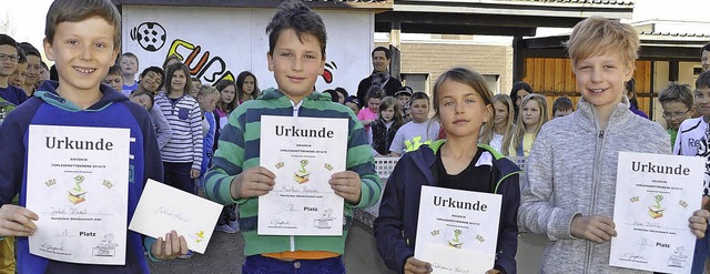 Die stolzen Gewinner des Vorlesewettbe...rten   Katharina Balcet und Max Bchle  | Foto: sandhya hasswani