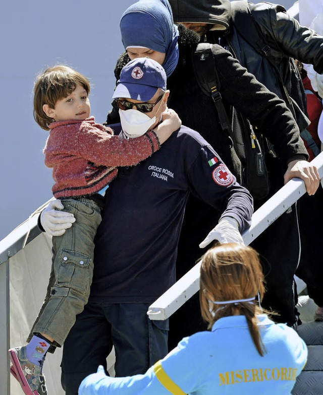 Gerettete Flchtlinge kommen am Mittwoch im Hafen von Augusta auf Sizilien an.   | Foto: AFP