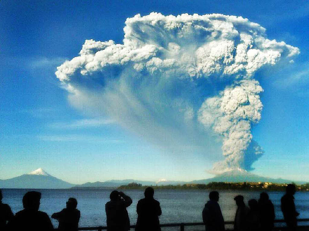 Nach mehr als 40 Jahren Ruhe hat sich der Vulkan Calbuco im Sden Chiles mit einem gewaltigen Ausbruch zurckgemeldet.