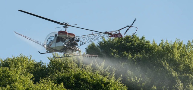 Vom Hubschrauber aus werden die Maikfer bekmpft.  | Foto: dpa