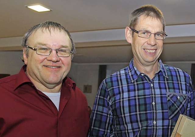 Ortsvorsteher Michael Biehler (links) hat Blutspender Heinz Beck geehrt.   | Foto: S. Decoux-Kone