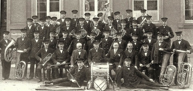 Die Musikkapelle Reichenbach im Jahr 1...hts daneben Vorsitzender Josef Pfaff.   | Foto: Repro: Wolfgang Beck