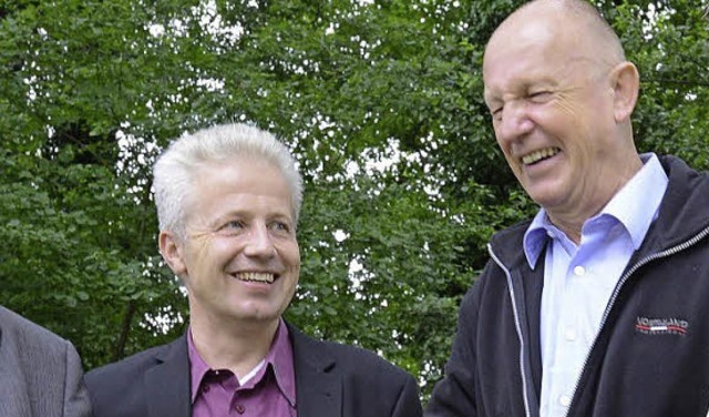 Markus Schupp (links) und Hubert Nixdo...nk am Dorfbach im vergangenen Sommer.   | Foto: Rita Eggstein