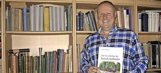 Der Eisenbahnautor Michael Kopfmann mi...gale mit Literatur rund ums Bahnwesen.  | Foto: Markus Maier