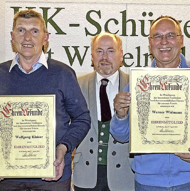 Die Ehrenmitglieder Wolfgang Kleiser u... Oberschtzenmeister Arthur Schweizer.  | Foto: Barbara Odrich-Rees