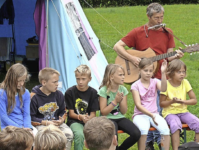 &#8222;Mr. Spieldorf&#8220;, oder auch...0 Spieldorf-Kinder auf Gesang bringen.  | Foto: Sylvia Bleckmann