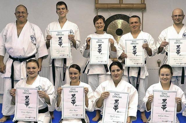 Schwarzer Grtel an weiem Karate-Anzug