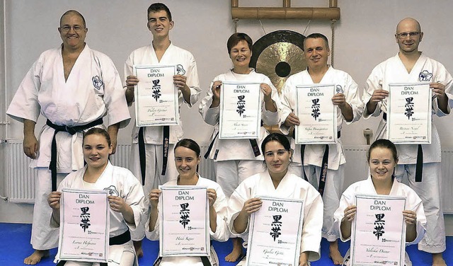 Die neuen Karatemeister in Steinen.  | Foto: Verein