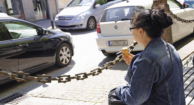 Eine sonnige  Eis-Pause am Schopfheime...nn die Autos drauen bleiben mssen.    | Foto: Robert Bergmann