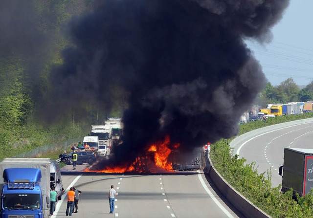 Nach einem Unfall auf der A5 bei Offen...eim brannte ein Sattelzug vllig aus.   | Foto: Peter Heck