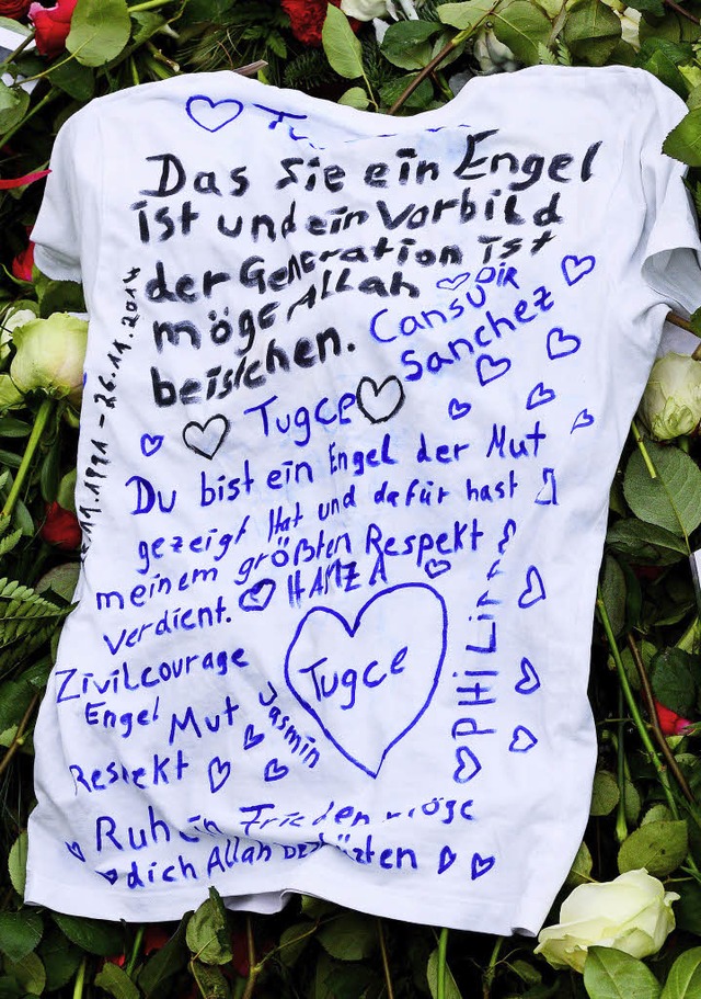 Ein T-Shirt liegt auf Tugces Grab.  | Foto: dpa