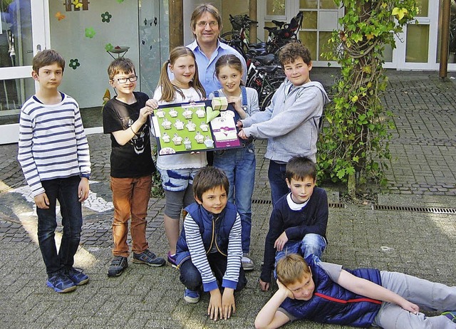 Erstkommunionkinder aus Hecklingen und...ert, vor dem &#8222;Elternhaus&#8220;.  | Foto: Reiner Merz