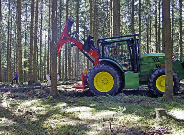 Er ist der Stolz der Waldarbeiter, der...eistungsstarke Maschine kaum zu hren.  | Foto: Martha Weishaar