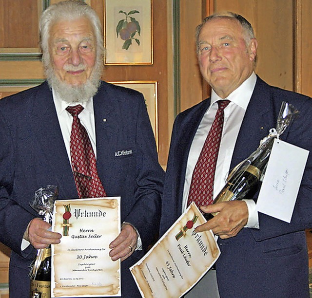 Gustav Seiler (links) wurde fr 30 Jah...Paul Lufer  gar fr 45 Jahre geehrt.   | Foto: Mnnerchor KirchZarten