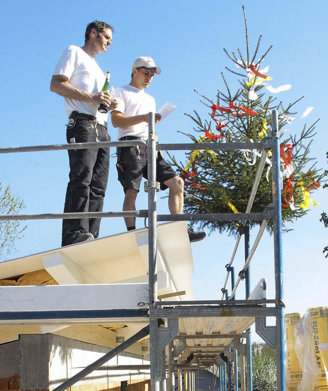 Zimmermanngeselle Max Rtschle (rechts...nnmeister Michael Wagner assistierte.   | Foto: Jrn Kerckhoff