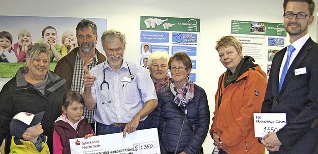 Maria und Heinz Gersbacher,  Hubert Fa...ki (von links) bei der Scheckbergabe   | Foto: Hansjrg Bader