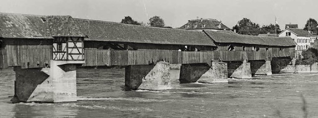 Die Holzbrcke konnte den Krieg unbesc...hen. Eine Aufnahme vom Frhjahr 1949.   | Foto: Stadtarchiv Bad Sckingen