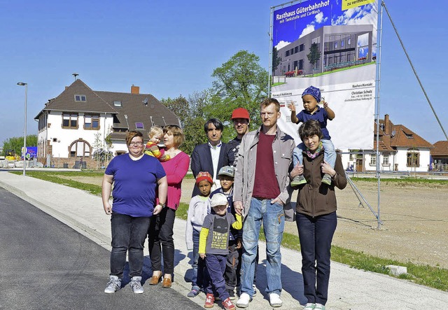 Eltern, Kita-Leiterin Knig, JHW-Chef ...nder vor dem Werbeschild am Bauplatz.   | Foto: Rita Eggstein