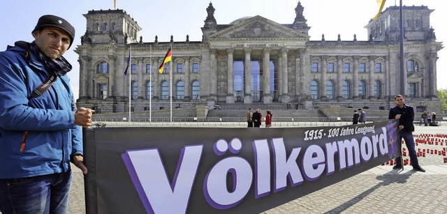 Auf dem Transparent das umstrittene Wo...am Freitag vor dem Berliner Reichstag   | Foto: dpa