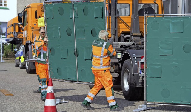 Sollen auf Autobahnen den Blick auf Unfallopfer versperren: bespannte Wnde.  | Foto: dpa