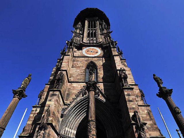 Oben am Turm kommt die Sanierung der o...or dem Hauptportal restauriert werden.  | Foto: Thomas Kunz