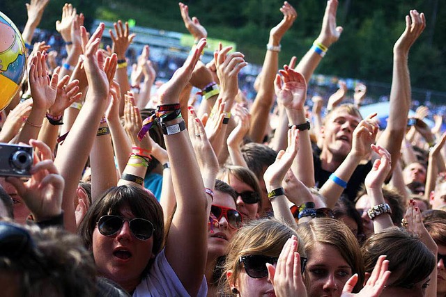 Bis zu 25.000 Zuschauer kamen in den v...&#8222;Rock am See&#8220; in Konstanz.  | Foto: dpa