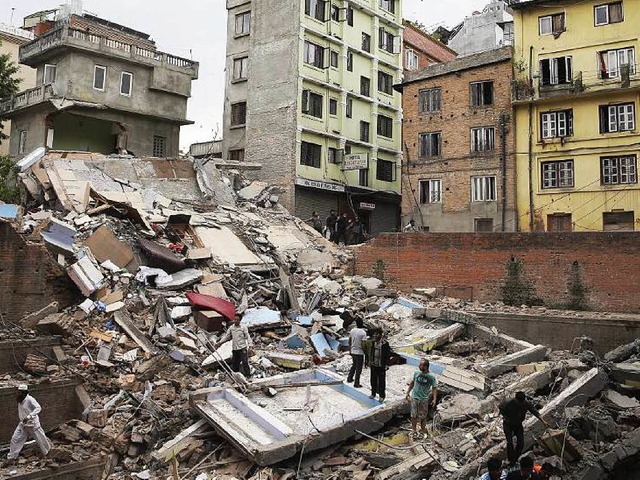 Ein schweres Erdbeben in Nepal und Ind... und forderte mehr als 400 Todesopfer.  | Foto: dpa
