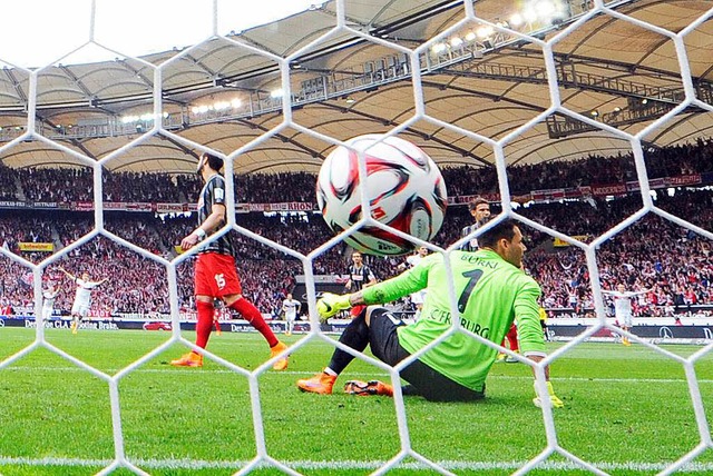 Im Derby gegen Stuttgart holt sich Feeiburg einen wichtigen Punkt.  | Foto: dpa