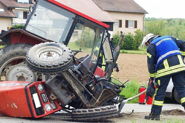 Traktor und Auto stoen zusammen