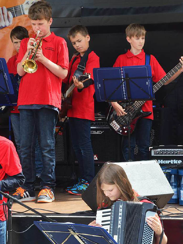Musikalische Unterhaltung boten alle Ensembles der Musikschule Musiclab bei ihrem Semetsreabschlusskonzert auf dem kleinen Marktplatz. Den Auftakt machten die Fire Mrquis, ein Kooperationsprojekt mit der Markgrafen-Schule.